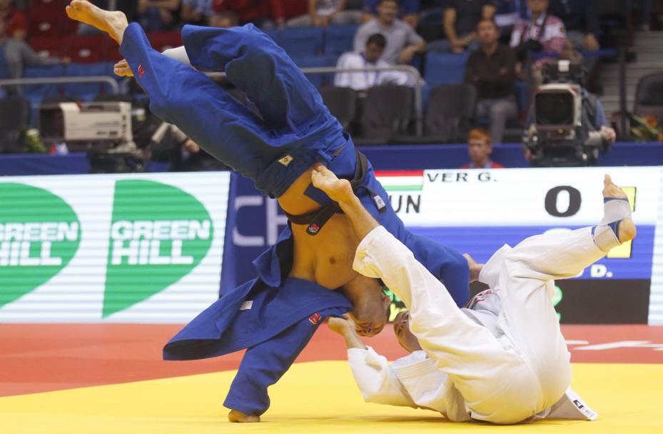 L&#39;ungherese Gabor Ver (bianco) in azione contro il serbo Dmitri Gerasimenko ai Campionati mondiali di judo a Chelyabinsk, Russia (Epa/Maxim Shipenkov)